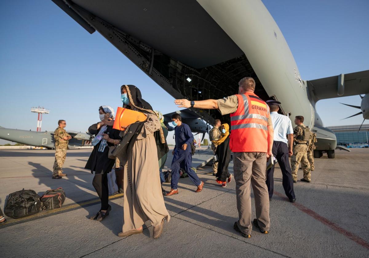 Foto de archivo: Evacuados afganos abandonan el Airbus A400 de la Luftwaffe en Tashkent, Uzbequistán