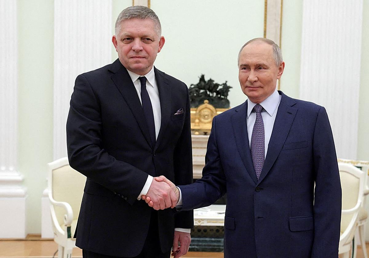 El primer ministro de Eslovaquia, Robert Fico, en una reunión a finales de año con Vladímir Putin