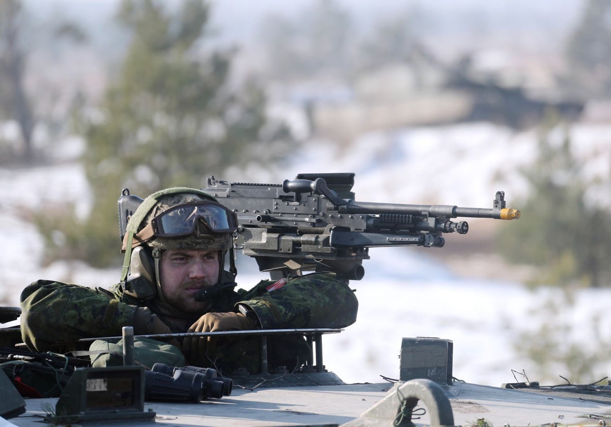 Un militar canadiense asiste a un ejercicio militar de la OTAN en Letonia