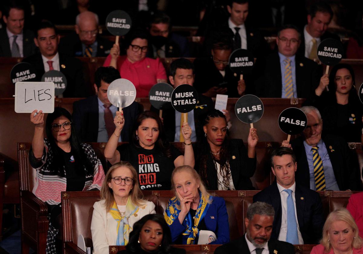 Demócratas protestan con consignas durante la intervención de Trump en el Congreso de EE.UU.