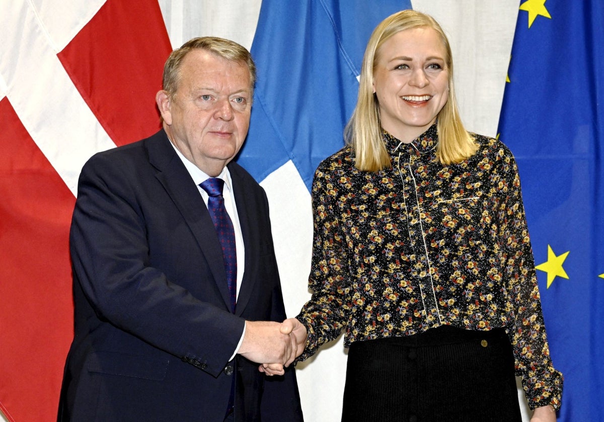 La ministra de Asuntos Exteriores de Finlandia, Elina Valtonen, da la bienvenida al ministro de Asuntos Exteriores de Dinamarca, Lars Loekke Rasmussen