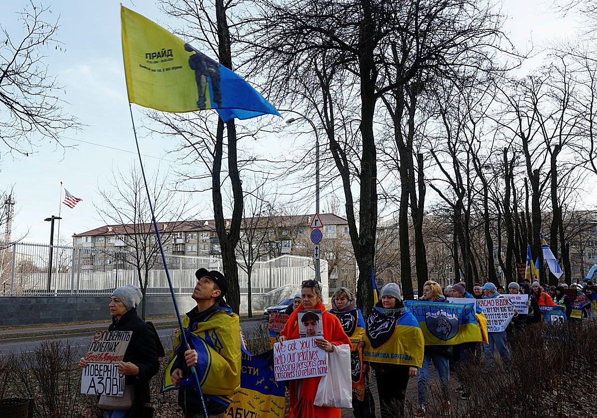 Familiares de prisioneros de guerra ucranianos se manifiestan frente a la embajada de Estados Unidos en Kiev