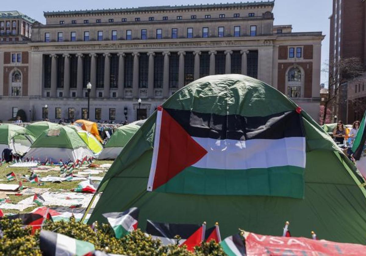 Estudiantes propalestinos siguen acampados en el campus de la Universidad de Columbia para protestar por los vínculos de la universidad con Israel