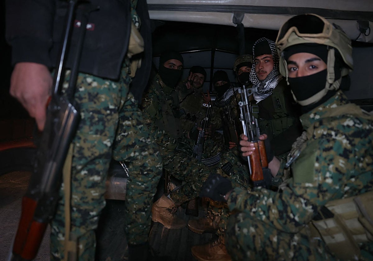 Las fuerzas de seguridad sirias en Al Mastumah se preparan para  reforzar a las tropas que combaten a los leales a Al Assad