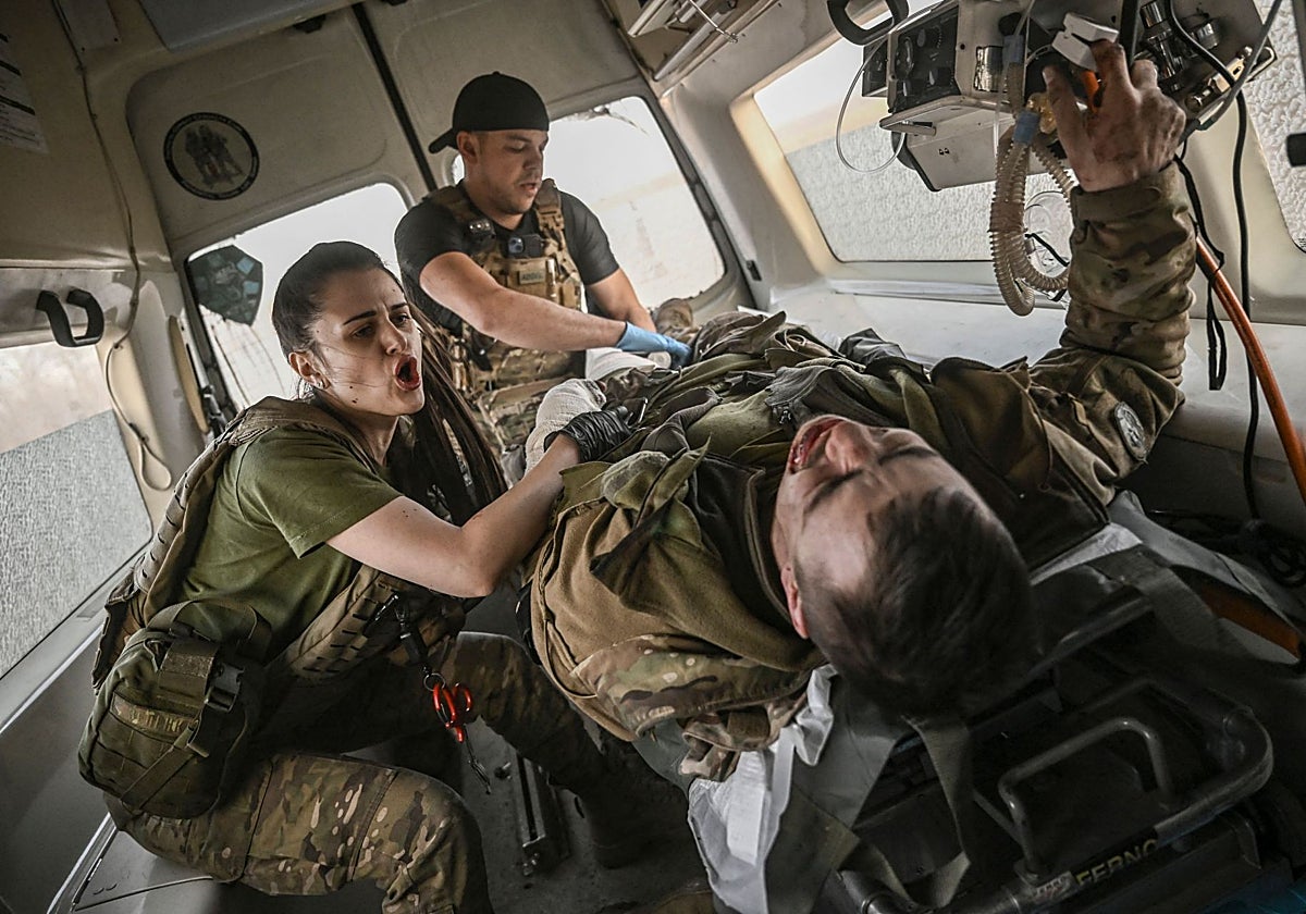 Paramédicos ucranianos evacúan a un militar herido, en Bajmut, en una foto de archivo