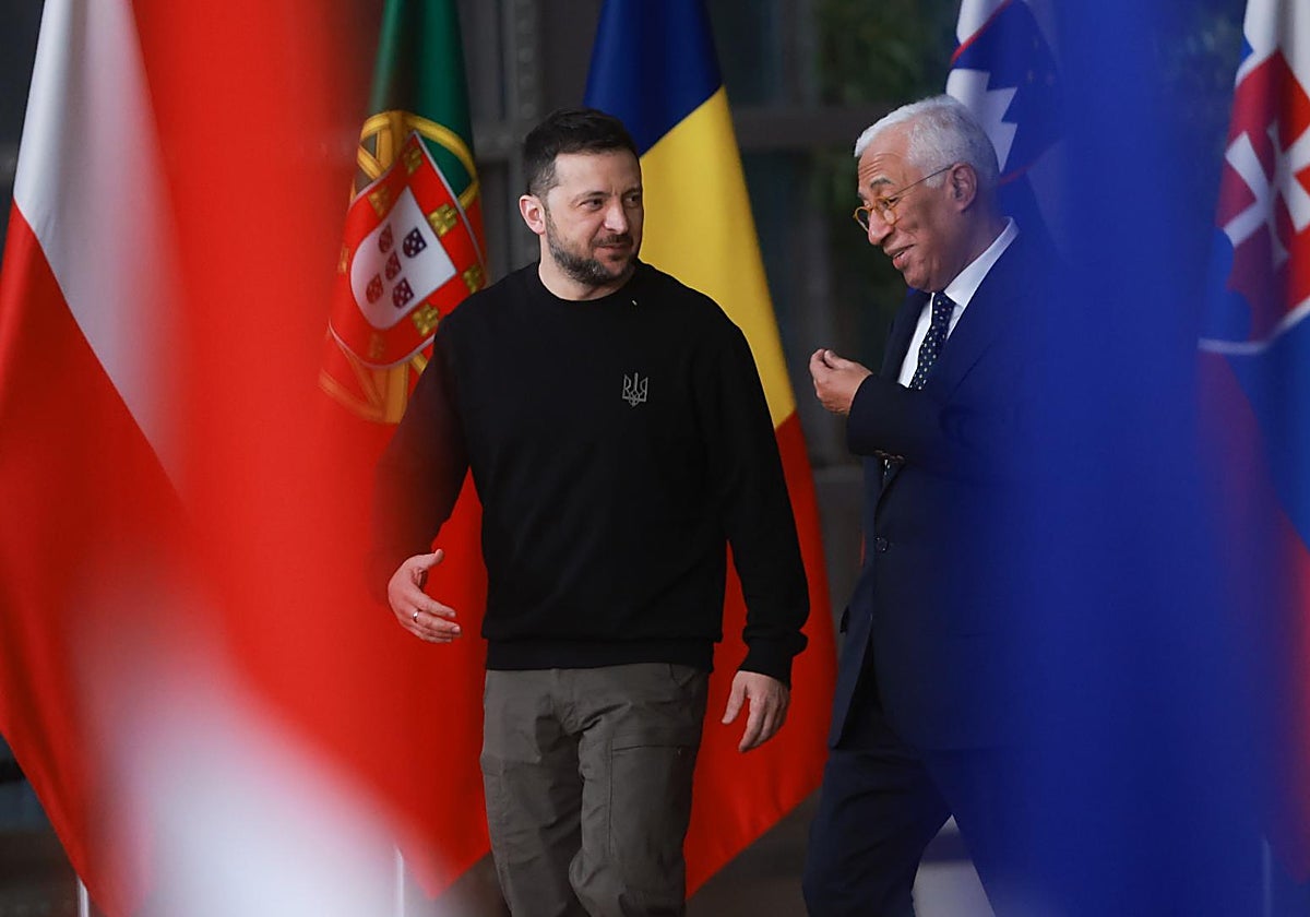 El presidente Zelenski con António Costa, este jueves en Bruselas