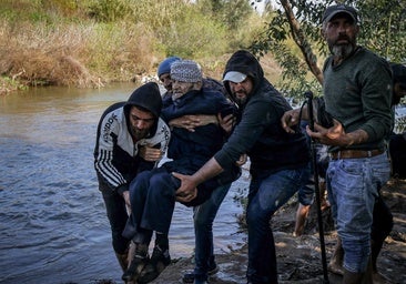 Refugiados alauitas sirios cruzan el río al-Nahr al-Kabir hacia la aldea libanesa de Hekr El Dahri, huyendo de la violencia en las provincias costeras