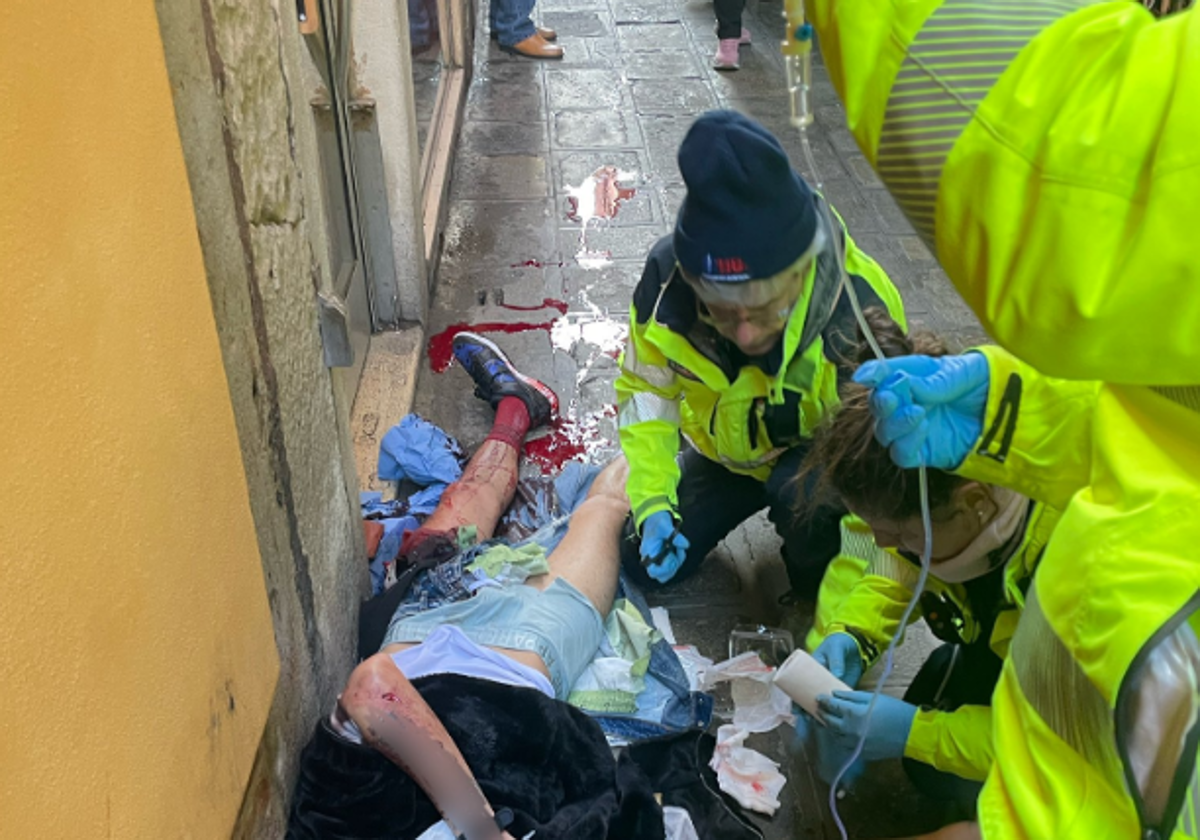 El herido, atendido por los servicios sanitarios.