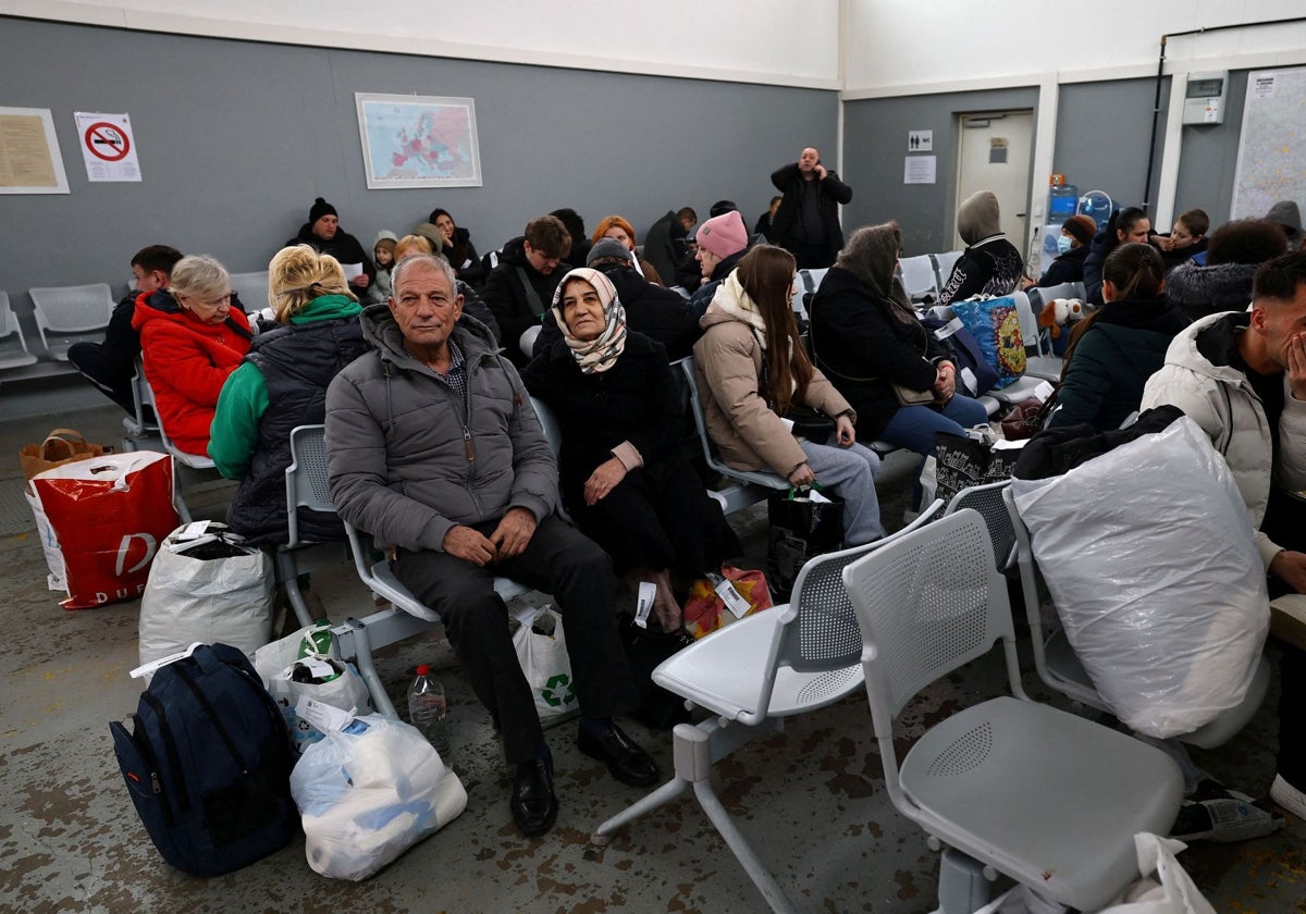 Refugiados viven en el centro de acogida central para refugiados en Giessen