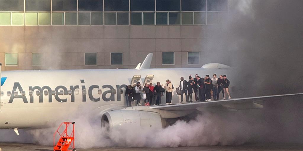 Un incendio en un avión de American Airlines en Denver obliga a evacuar a los pasajeros por el ala