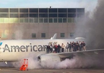 Un incendio en un avión de American Airlines en Denver obliga a evacuar a los pasajeros por el ala