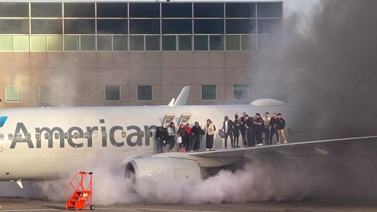 Un incendio en un avión de American Airlines en Denver obliga a evacuar a los pasajeros por el ala