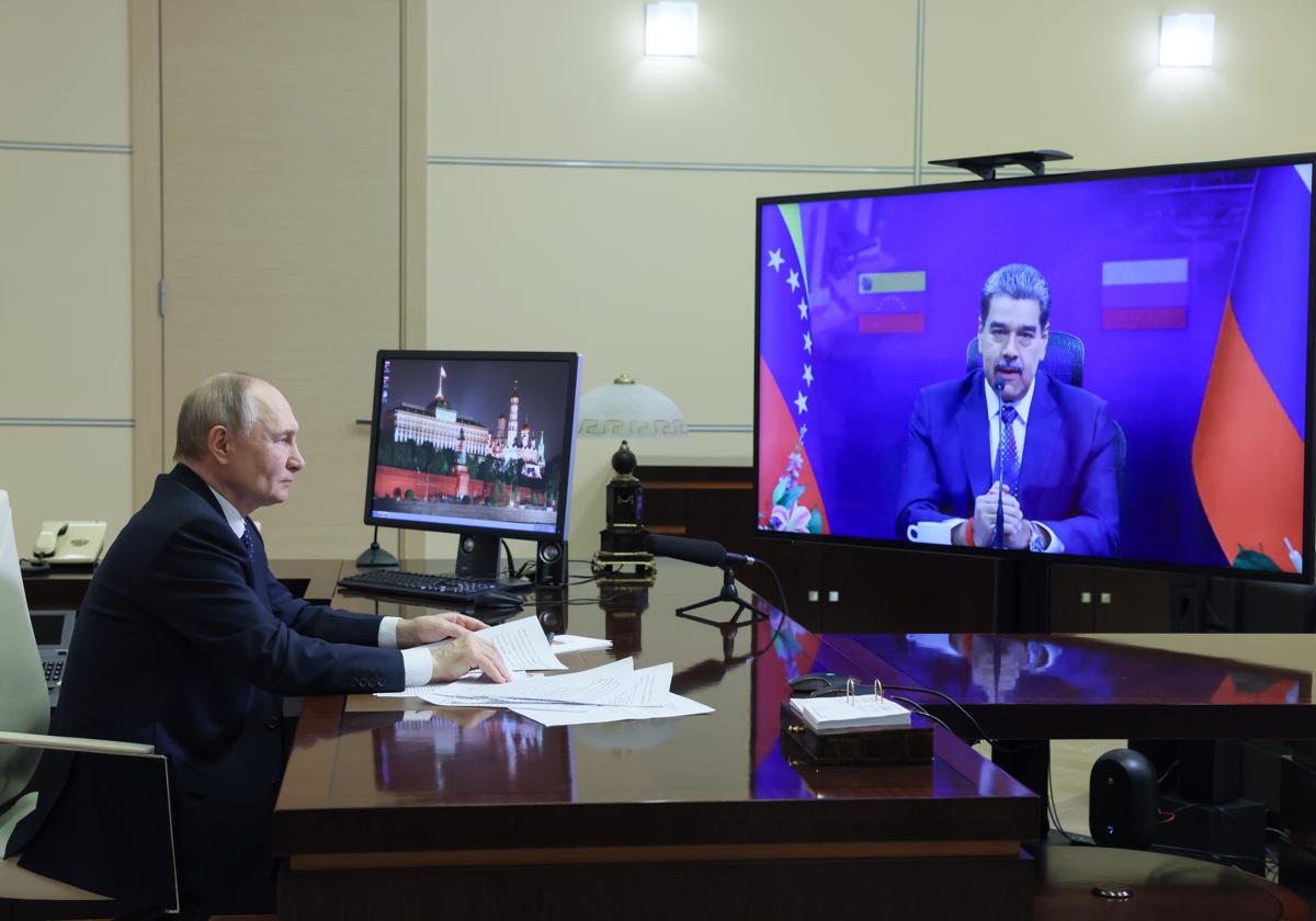 El presidente ruso, Vladímir Putin, habla por videoconferencia con su homólogo venezolano, Nicolás Maduro