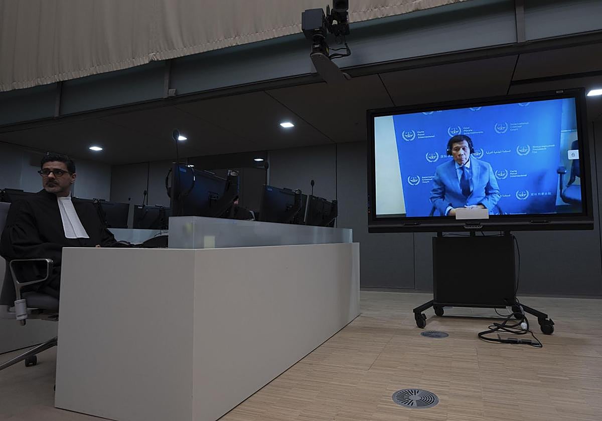 El expresidente Rodrigo Duterte declara ante el Corte Penal Internacional.