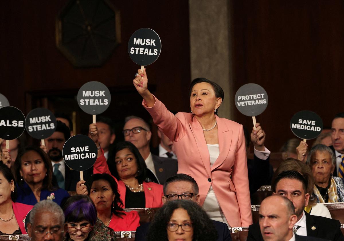 Diputados demócratas esgrimen eslóganes contra Trump