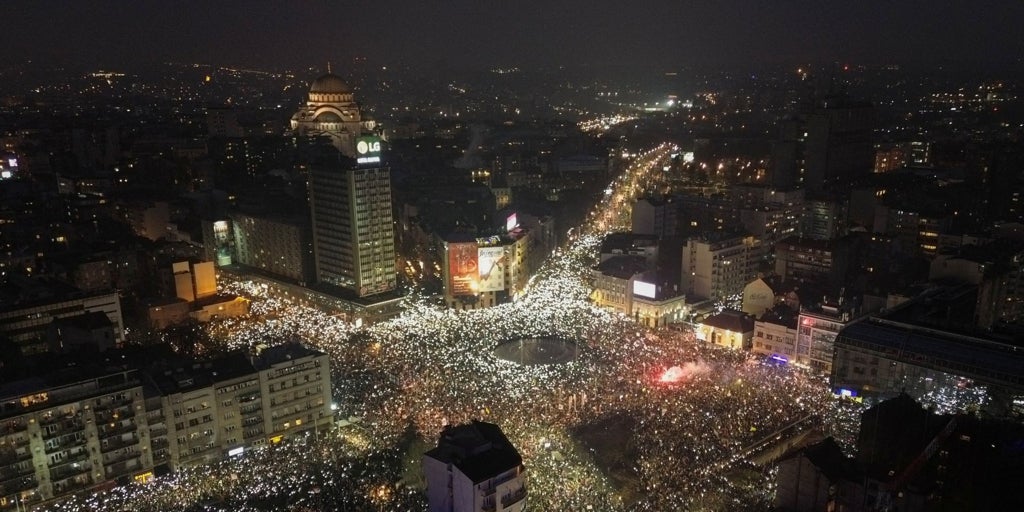 Más de 100.000 personas se manifiestan en Serbia contra la corrupción del Gobierno y el presidente Vucic dice entender «la rabia»