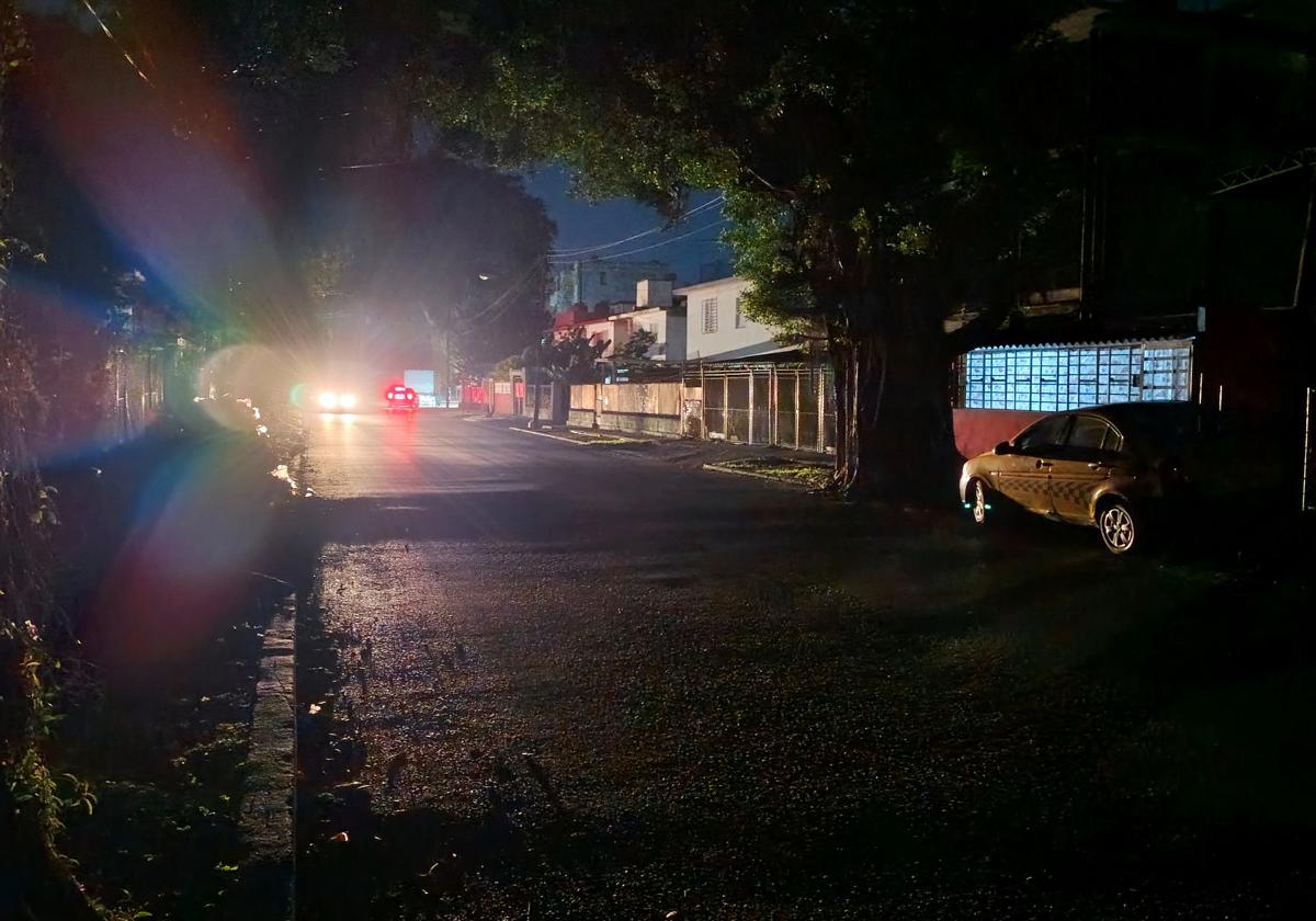 Una calle sin luz en La Habana, tras el apagón