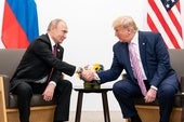 14 de junio de 2019, Japón, Osaka: El presidente estadounidense Donald Trump (d.) estrecha la mano del presidente ruso Vladimir Putin