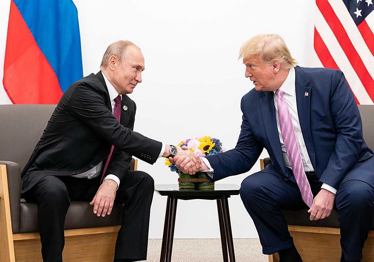 14 de junio de 2019, Japón, Osaka: El presidente estadounidense Donald Trump (d.) estrecha la mano del presidente ruso Vladimir Putin
