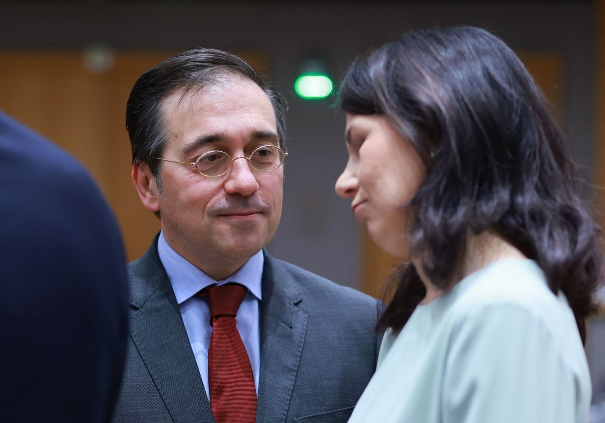 Albares Bueno conversa con su homóloga alemana, Annalena Baerbock, durante un Consejo Europeo de Asuntos Exteriores en la sede de la UE en Bruselas