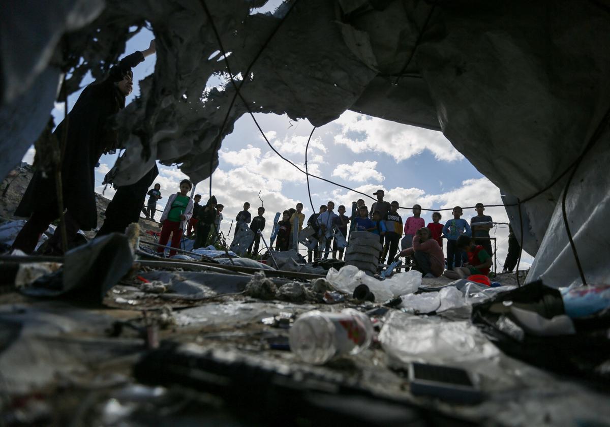 Niños palestinos en el lugar del ataque israelí.