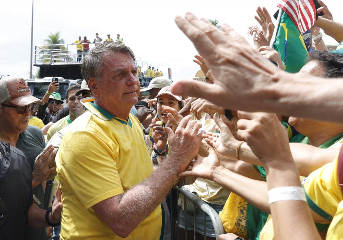 El expresidente de Brasil Jair Bolsonaro saluda a simpatizantes durante un evento este domingo en la playa de Copacabana