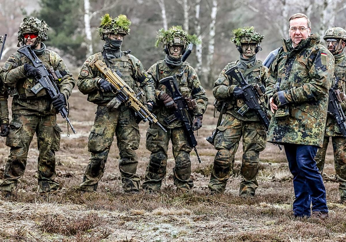 El ministro de Defensa alemán, Boris Pistorius, en una visita a una batallón del Ejército