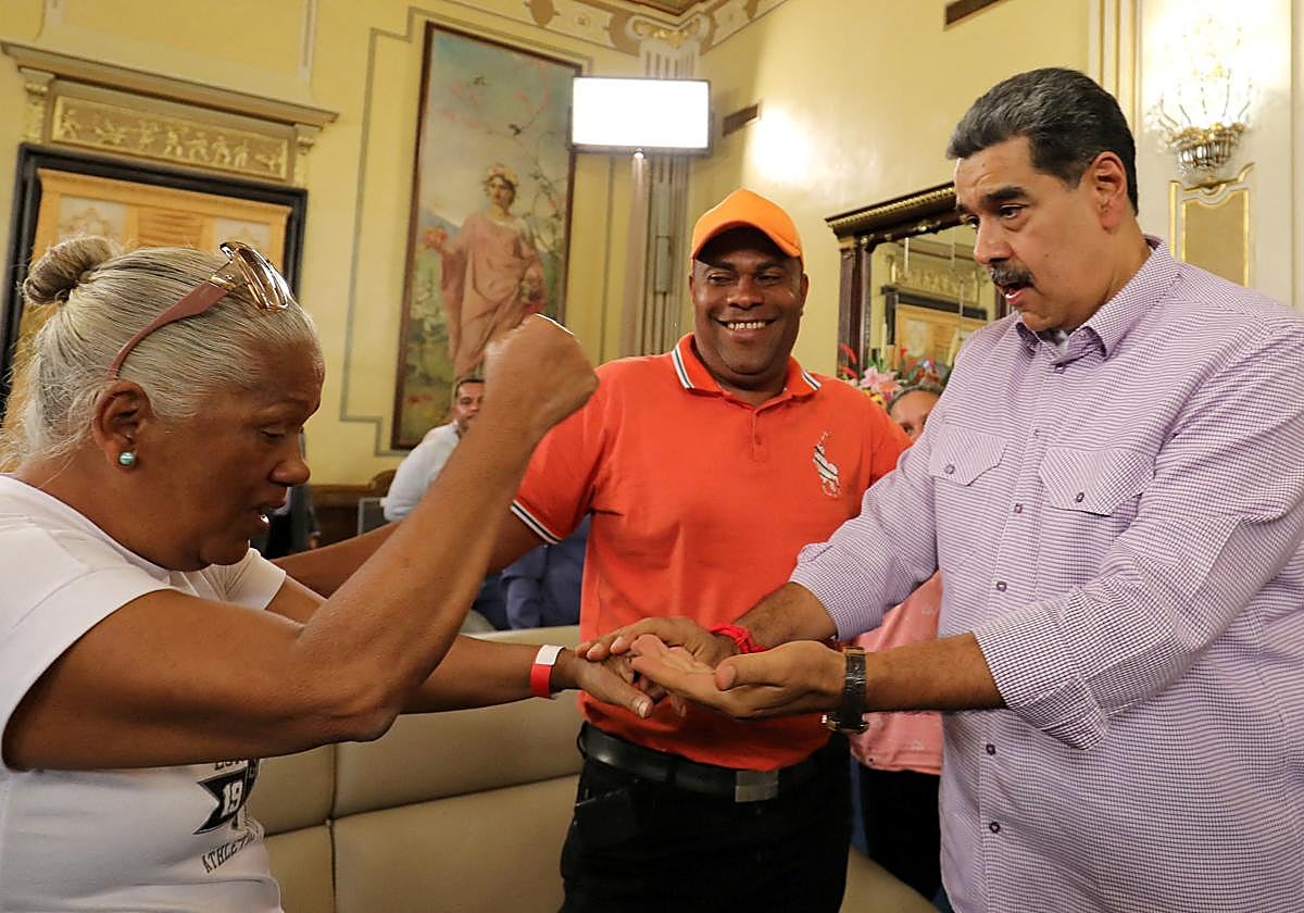 Nicolás Maduro se encuentra con familiares de venezolanos deportados por Trump a El Salvador