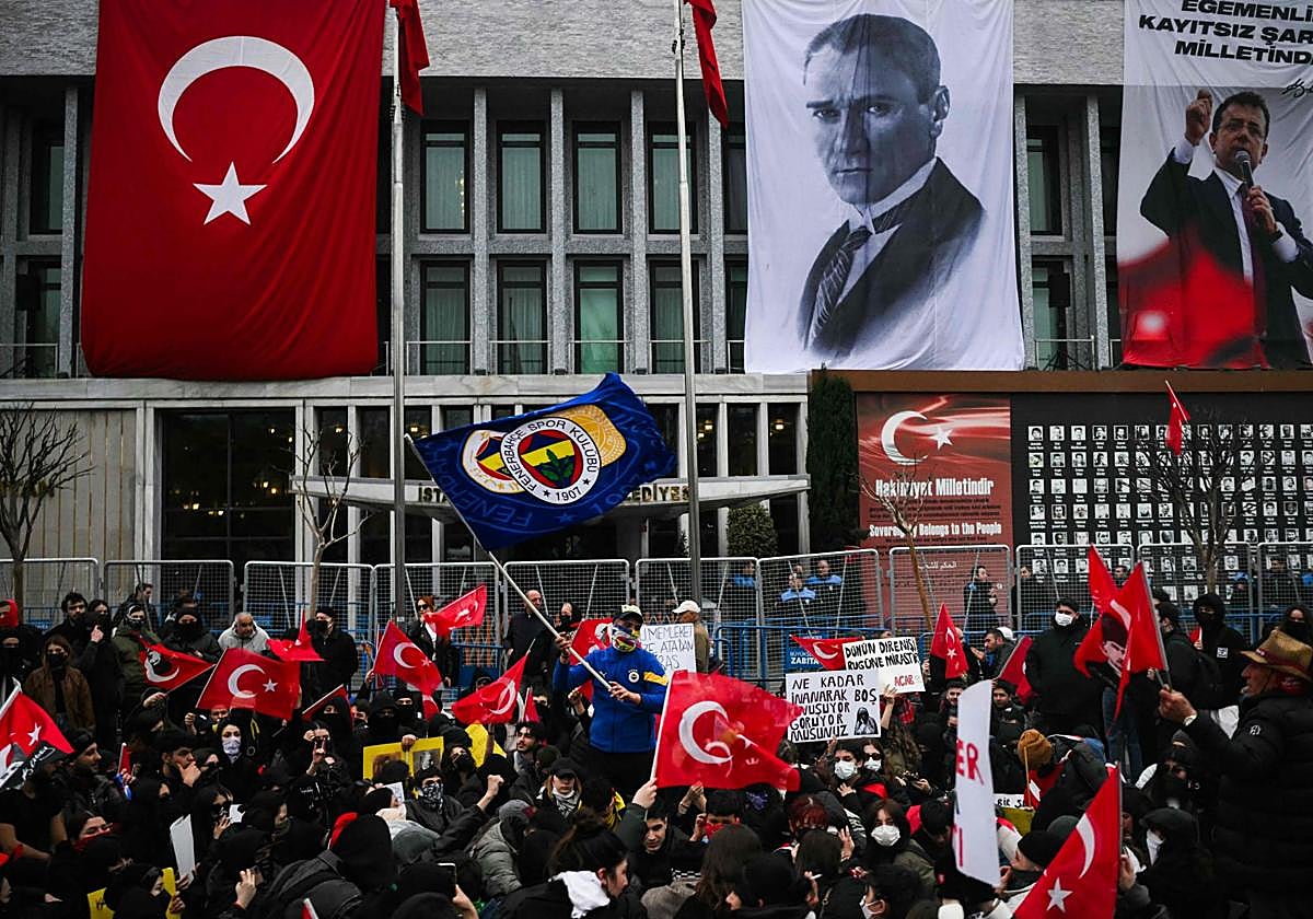 Manifestastes este lunes frente al ayuntamiento de Estambul.