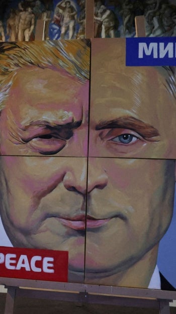 Una pintura que muestra una combinación de rostros de Putin y Trump se exhibe en una galería en San Petersburgo