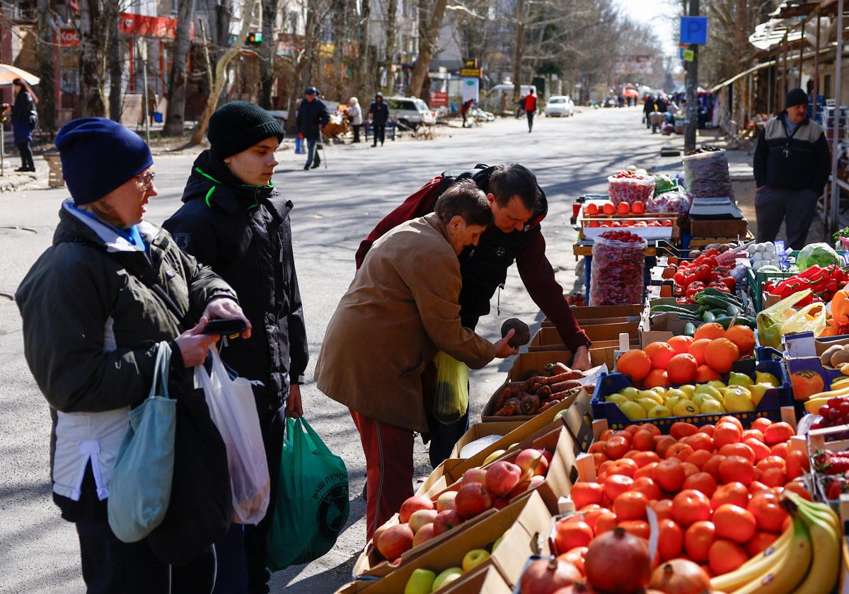 Ucranianos comprando fruta en Kiev