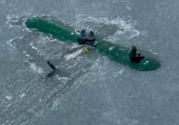 Doce horas en el ala de la avioneta: así sobrevivieron a un accidente aéreo en Alaska