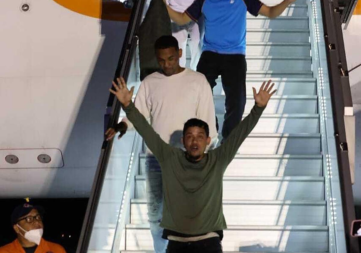 Un grupo de 199 migrantes venezolanos deportados de EE.UU