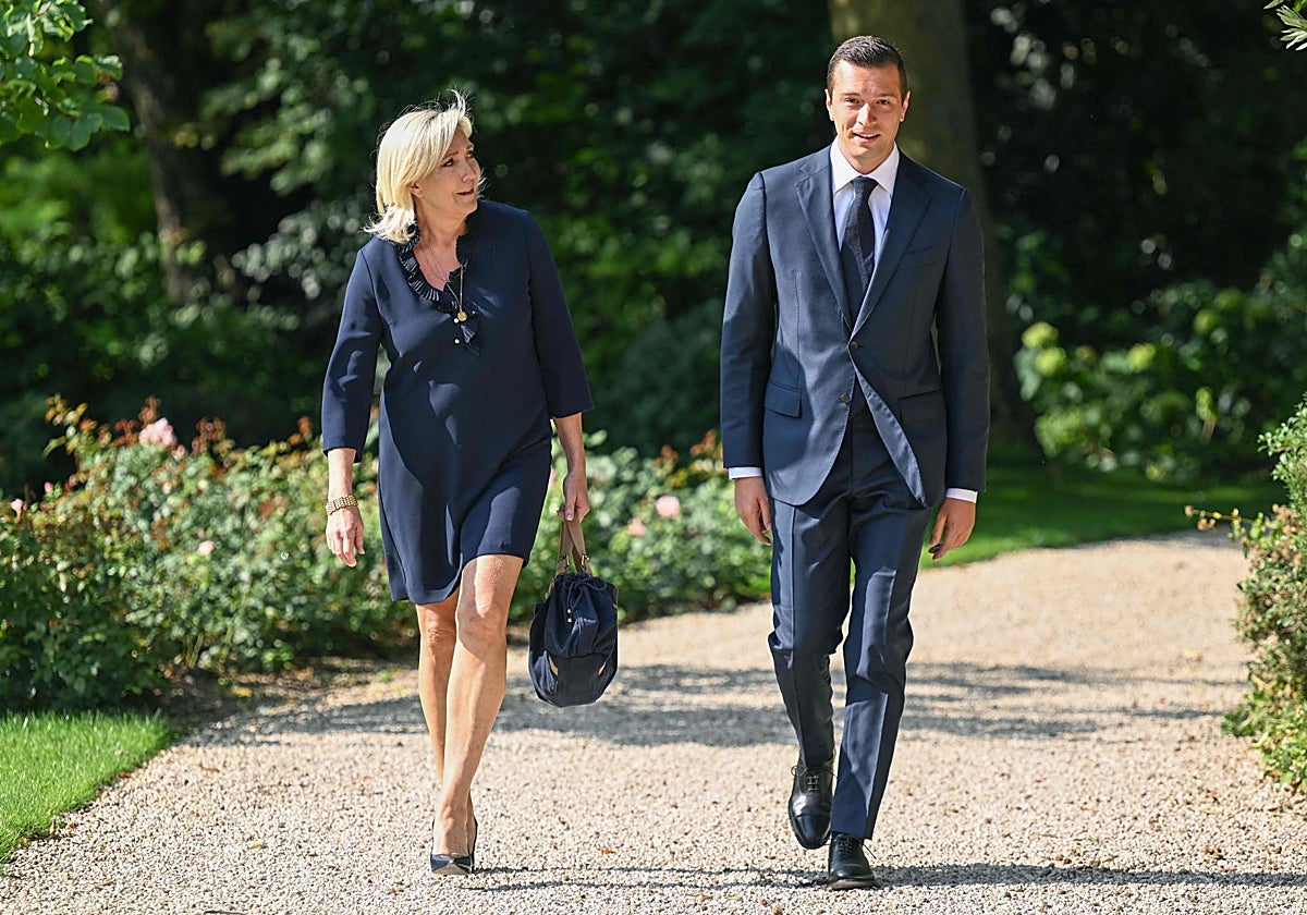 La presidenta del grupo parlamentario Agrupación Nacional, Marine Le Pen (izq.), habla con el presidente y principal eurodiputado del partido de ultraderecha Agrupación Nacional (RN), Jordan Bardella,