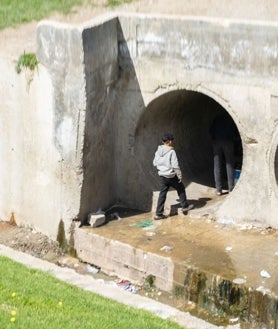 Imagen secundaria 2 - Un chaval, de no más de 12 años, vive en las calles de Tánger