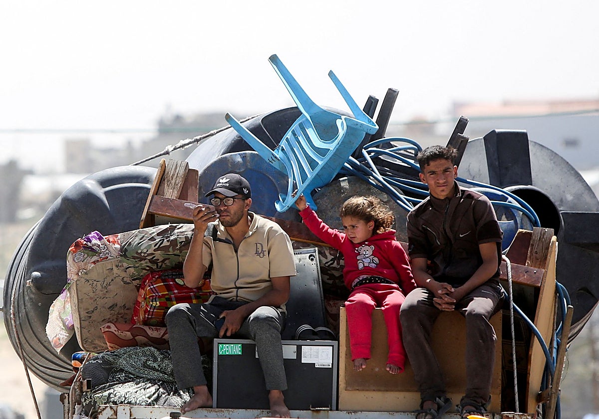 Los palestinos se abren paso tras huir de las zonas alrededor de la ciudad sureña de Rafah , siguiendo una orden de evacuación israelí, en Jan Younis.