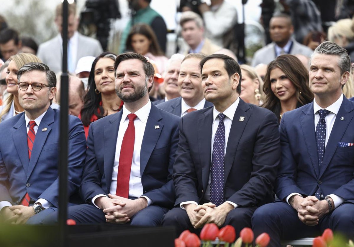Vance, segundo por la izquierda, sigue atento la intervención de Trump el miércoles anunciando los aranceles