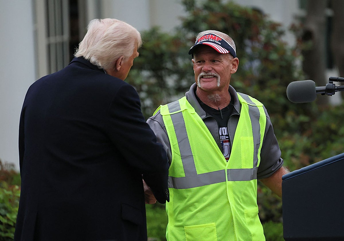 Trump estrecha la mano del fundador de Auto Workers for Trump, Brian Pannebecker
