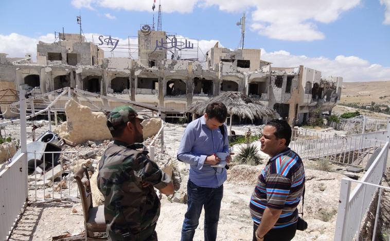Imagen principal - El periodista Mikel Ayestaran ha cubierto diferentes zonas de conflicto como Gaza, Ucrania o Marruecos