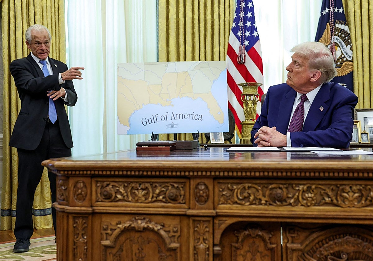 El asesor comercial principal, Peter Navarro, junto a Trump en el Despacho Oval el día en que Trump firma órdenes ejecutivas para aplicar aranceles recíprocos