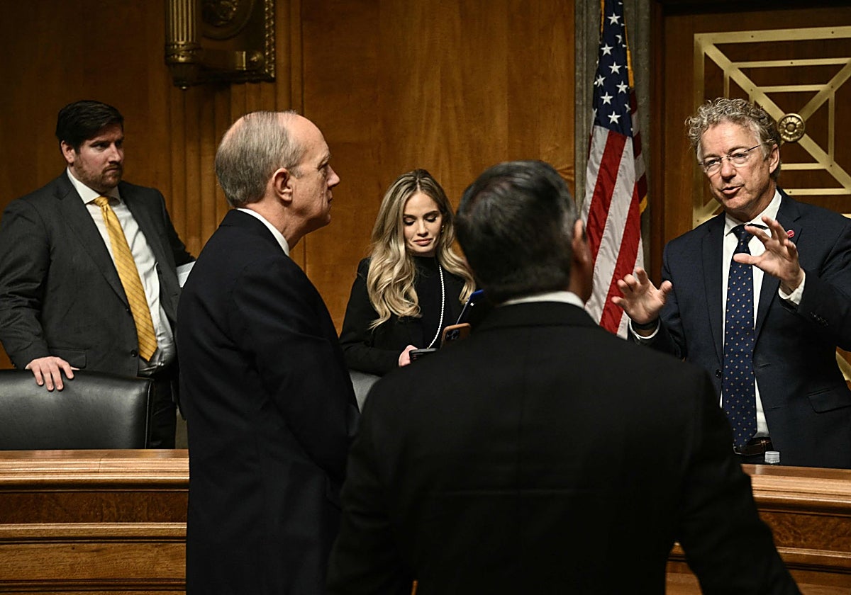 El senador republicano Rand Paul, a la derecha, lidera la revuelta