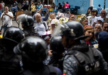Familiares de presos venezolanos intentan llegar hasta Miraflores