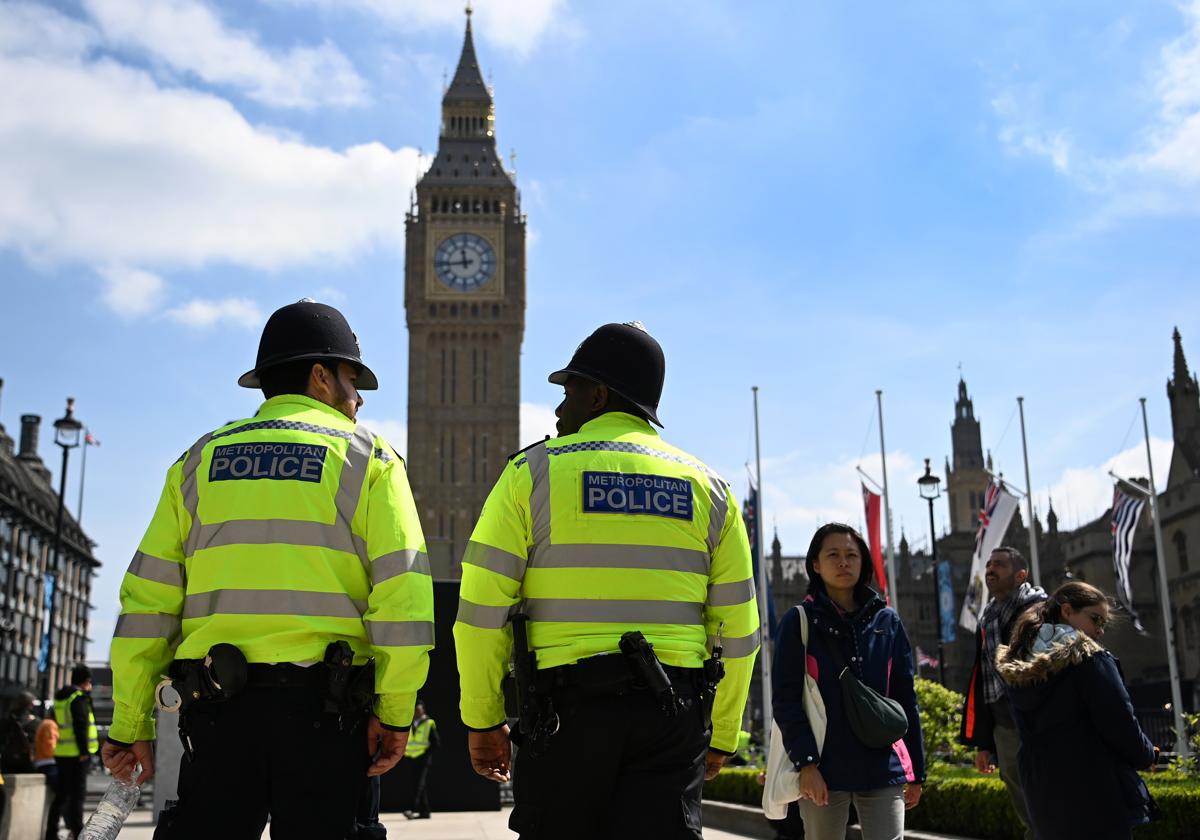 Dos policías en Londres.