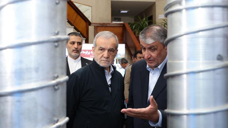 Las autoridades iraníes visitan unas instalaciones nucleares
