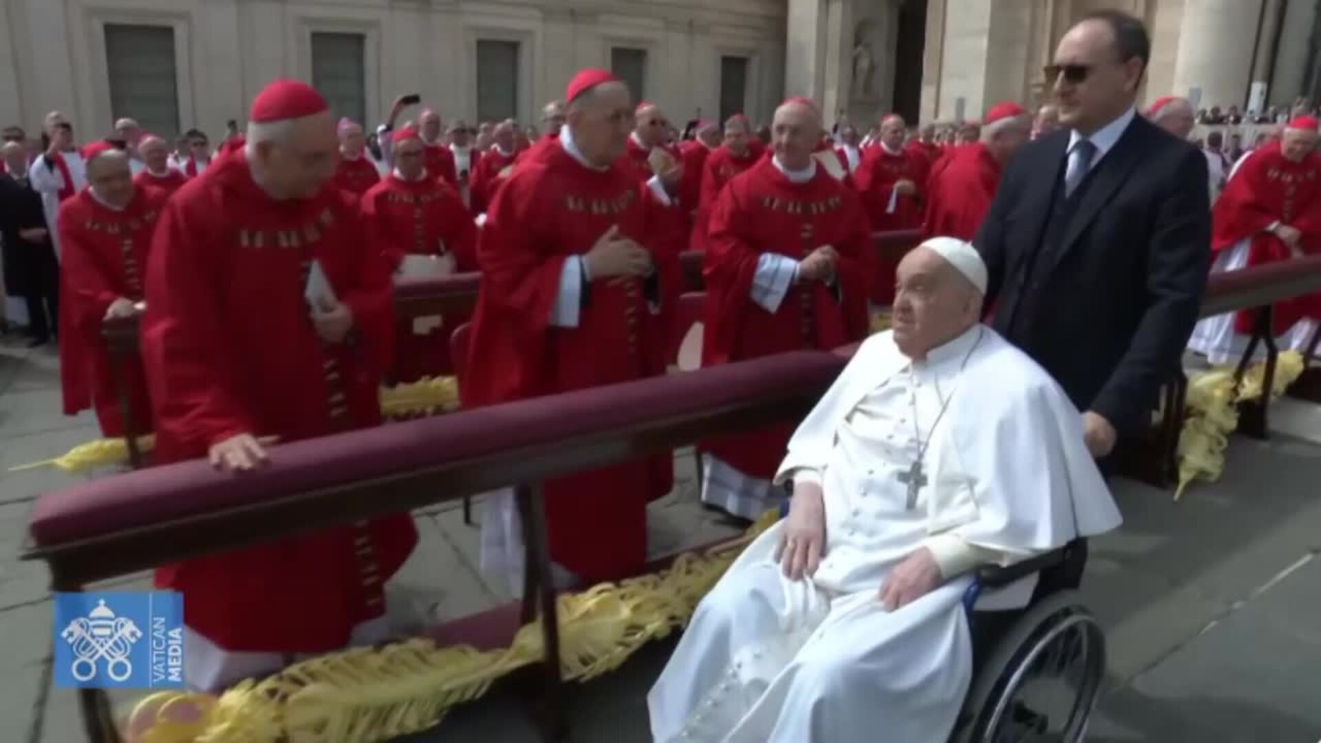 El Papa Francisco aparece en la Plaza de San Pedro al final de la misa