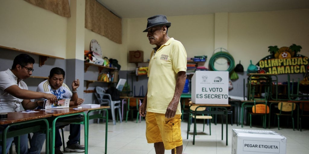 Los ecuatorianos acuden en masa a votar, en unas elecciones marcadas por sospechas de fraude