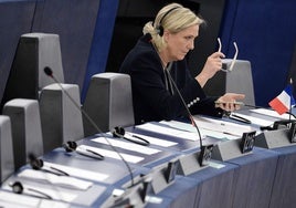 Le Pen se queda sin su cargo de consejera departamental y se oscurece aún más su futuro político