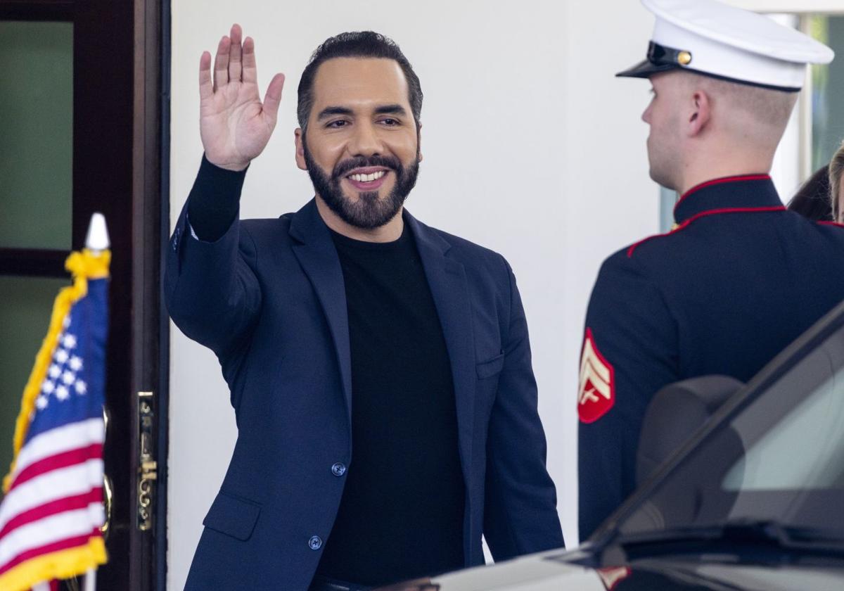 Nayib Buekele saluda desde la Casa Blanca.