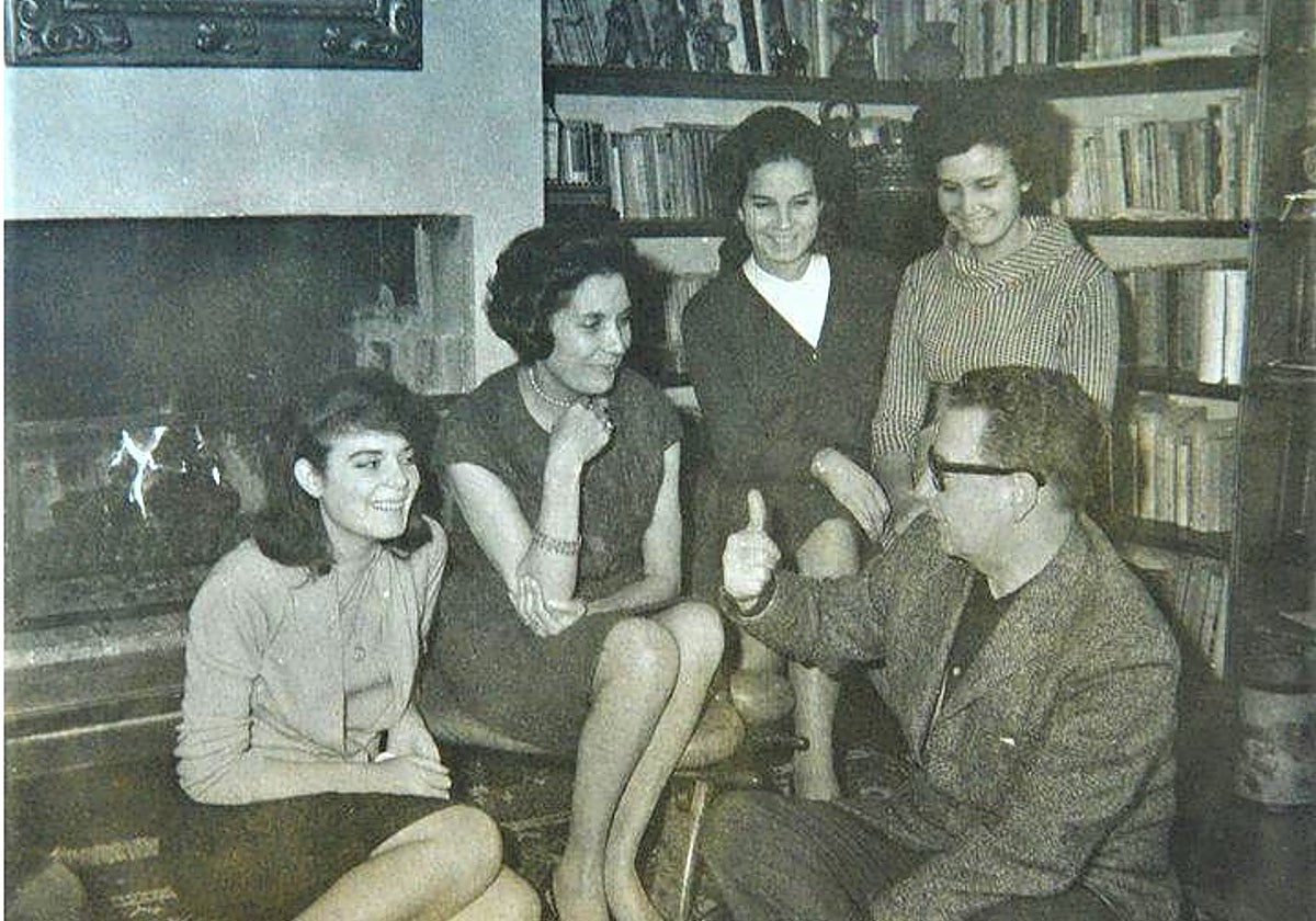 Salvador Allende junto a su esposa y sus hijas en su casa de Santiago de Chile