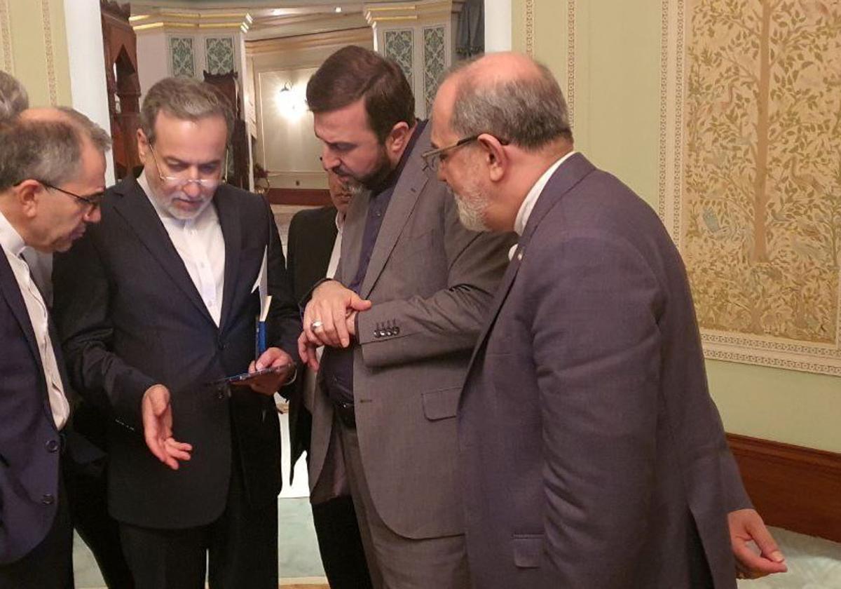 El ministro de Exteriores iraní, Abbas Aragchi, se reúne con su delegación tras las conversaciones con Witkoff